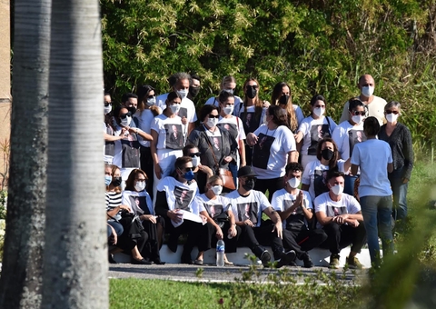 Família e amigos de Paulo Gustavo se reúnem após cerimônia de cremação