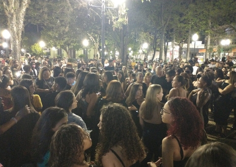Multidão de fãs presta homenagem à Marília Mendonça em praça de Minas Gerais; vídeo 