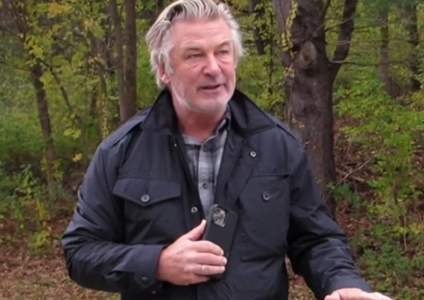 Advogado de responsável por arma disparada por Alec Baldwin alega sabotagem