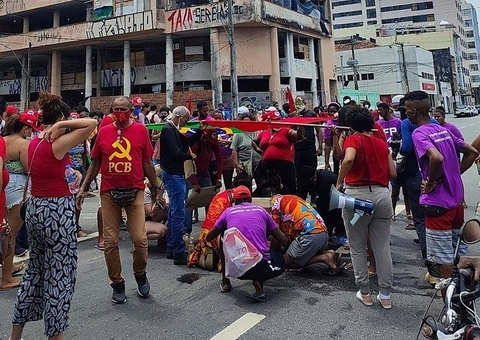 Carro invade barreira em ato contra Bolsonaro e atropela manifestante