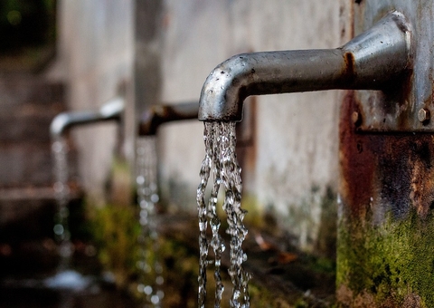 Vazamento em rede de distribuição deixa bairros sem água em Manaus