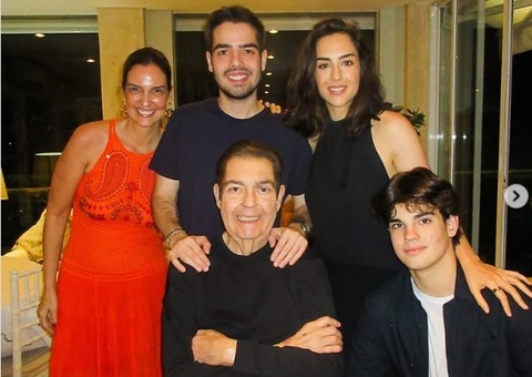 Faustão reaparece em fotos com família no Natal