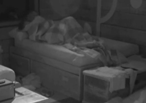 A Fazenda: Jaque e Lucas movimentam edredom