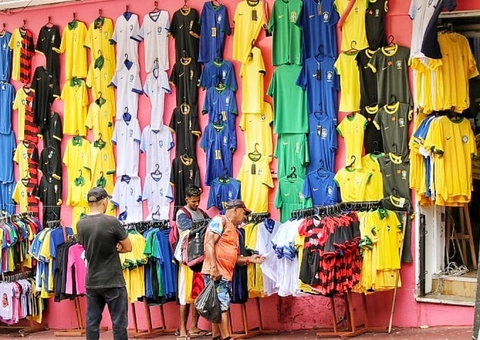 A 12 dias da Copa do Mundo, comércio em Manaus é aquecido com itens do Brasil