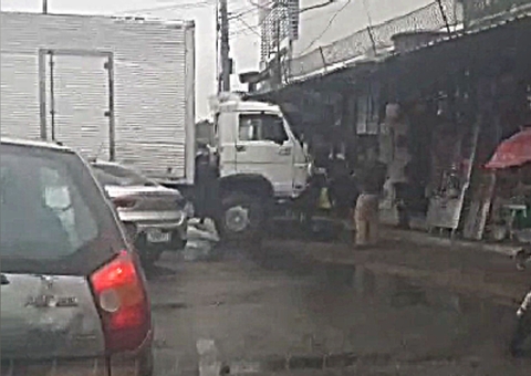 Caminhão desliza na pista e passa por cima de moto em acidente em Manaus; vídeo