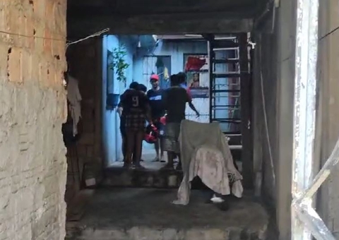 Briga de casal termina com marido morto dentro de casa em Manaus