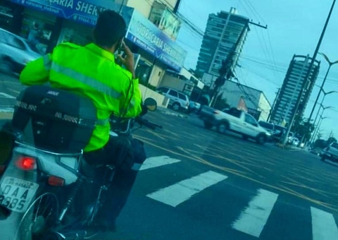Agente de trânsito é flagrado sem capacete e falando ao telefone, em Manaus
