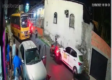 Casal é imprensado entre 'Amarelinho' e carro em acidente em Manaus; Veja vídeo