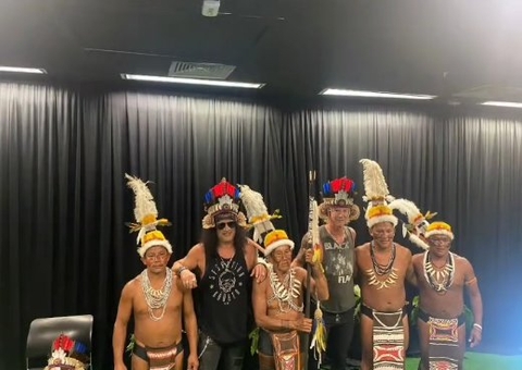 Vídeo: Guns N’ Roses recebem bênçãos de indígenas antes de show em Manaus