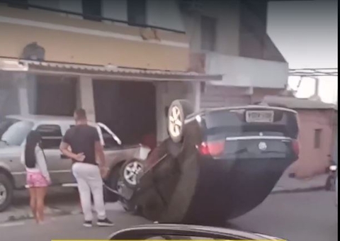 Carro capota no meio de avenida em Manaus, veja vídeo