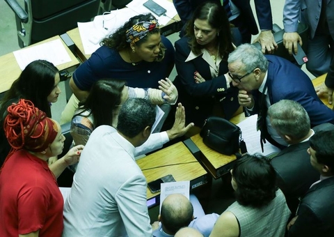 Câmara aprova PEC que perdoa multas e cotas raciais de partidos