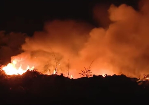 Incêndio em lixão deixa moradores apavorados em Manaus 