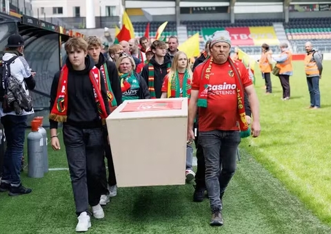 Clube declara falência e torcida faz funeral simbólico em estádio