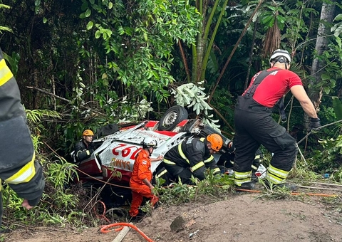 Ambulância voltava para Presidente Figueiredo quando caiu em ribanceira; veja fotos