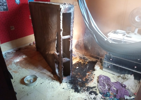 Crianças trancadas escapam da morte após incêndio atingir casa em Manaus