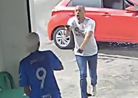 Candidato a deputado estadual aponta arma e dá chutes em jovem que derrubou bandeira