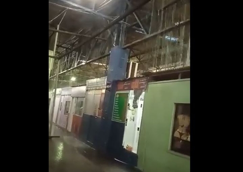 Vídeo: Feira do Santo Antônio vira cachoeira durante temporal em Manaus