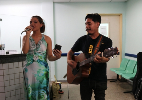 Miss Rondônia Khrystma Siberth canta para pacientes durante visita a FCecon