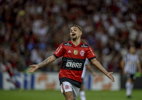Flamengo vence Atlético-MG e encosta na liderança do Brasileirão