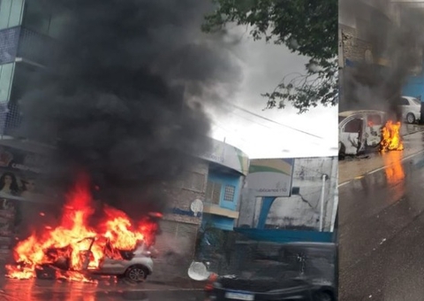 Carro é engolido pelo fogo no meio de avenida e pista é interditada em Manaus