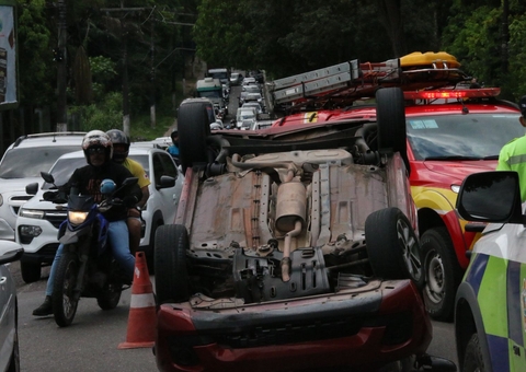 "Roda se soltou e causou acidente", diz motorista após carro com idosa capotar no Japiim