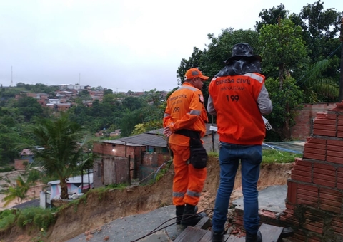 Rua alaga e muro vai ao chão durante temporal em Manaus 