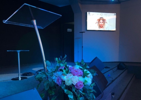 Mãe de Marília Mendonça e sertanejos participam de culto em homenagem à cantora