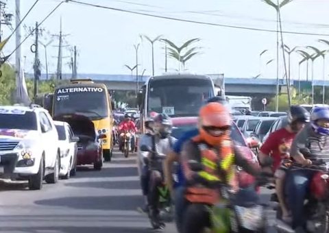 Paralisação de 'Amarelinhos' deixa trânsito caótico em avenidas de Manaus 