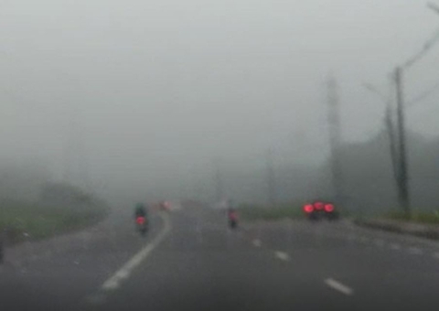 Passageira de moto morre ao ser atropelada por carro durante nevoeiro em Manaus