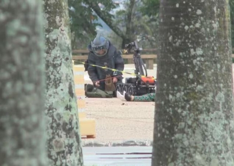 Com corpo no local, polícia faz varredura na Praça dos Três Poderes após explosão 