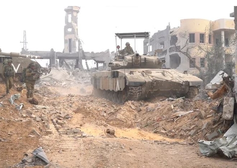 Israel ataca 300 alvos em Gaza e afirma ter matado líder do Hamas 