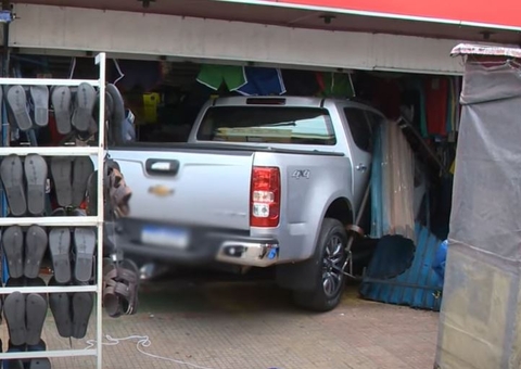 Motorista bêbado invade centro comercial em Manaus e destrói 5 lojas em acidente