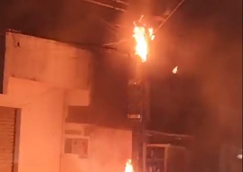 Vídeo: Transformador de energia pega fogo e deixa moradores em pânico em Manaus