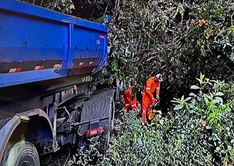 Acidente entre carreta e carro deixa 1 morto e 2 feridos na BR-174