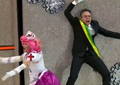 Carnaval: Bolsonaro vira jacaré após ser vacinado no desfile da Rosas de Ouro