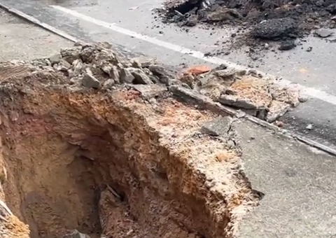 Cratera engole pista e interdita trecho da av. Rodrigo Otávio em Manaus