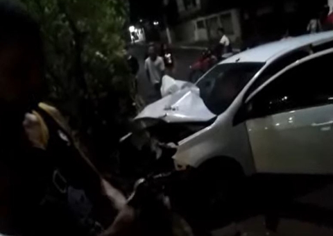 Bêbado, motorista bate em carro estacionado e atinge árvore em acidente no Amazonas