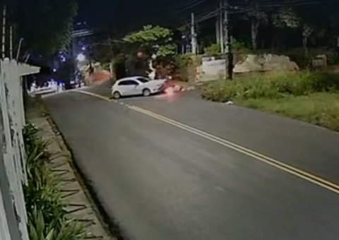 Vídeo: Entregador 'voa' de moto ao ser atropelado por carro da Rede Amazônica em Manaus