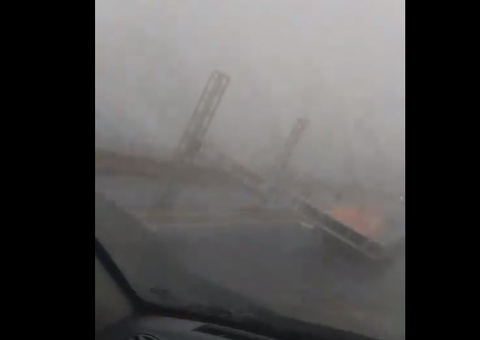 Estrutura metálica é arremessada na pista da Ponte Rio Negro durante temporal