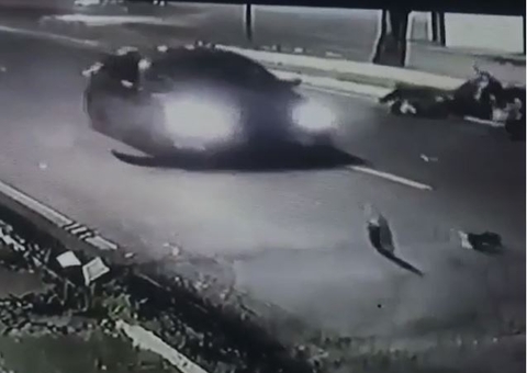 Vídeo mostra entregador 'voando' de moto durante acidente ao fazer retorno proibido em Manaus