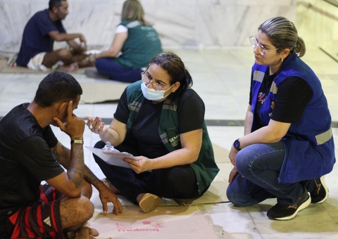 Prefeitura realiza ação social para população em situação de rua em Manaus