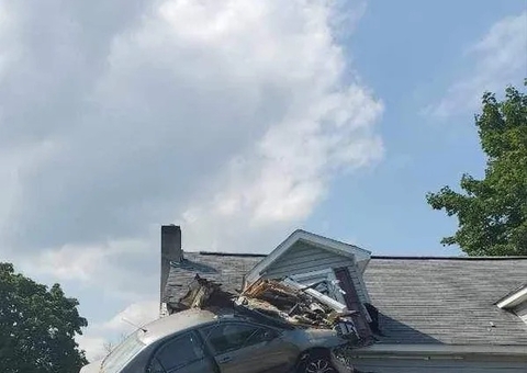Carro voa em acidente e para no segundo andar de casa; imagem impressiona