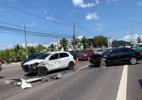 Colisão frontal entre carros deixa trânsito caótico na Torquato Tapajós 