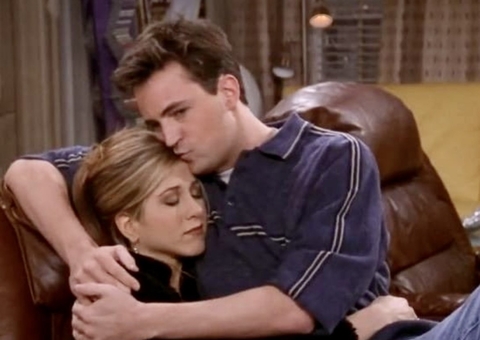 Jennifer Aniston se emociona ao falar de Matthew Perry e Friends