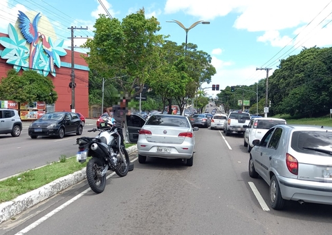 Acidente entre carro e moto deixa trânsito lento na zona oeste de Manaus