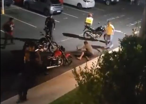 Homem espancado por motoboys em condomínio deixa hospital em Manaus