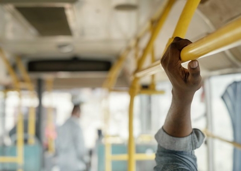 Passageira que se acidentou quando estava de pé no ônibus receberá R$ 20 mil; veja como foi possível