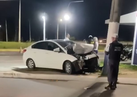 Acidente: Carro fica destruído ao atingir poste na frente de posto da PM em Manaus