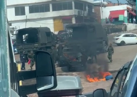 Vídeo: Incêndio destrói lancha de fuzileiros navais no Porto da Ceasa, em Manaus