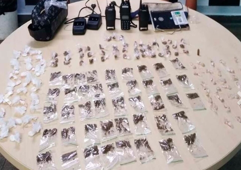 Dupla é presa com rádios comunicadores e drogas dentro de pousada em Manaus